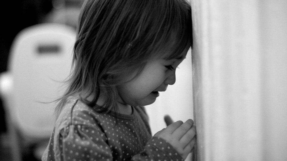 В детском саду в Полтавской области воспитательницы замотали 4-летней девочке руки, ноги скотчем и заклеили рот, чтобы она не плакала