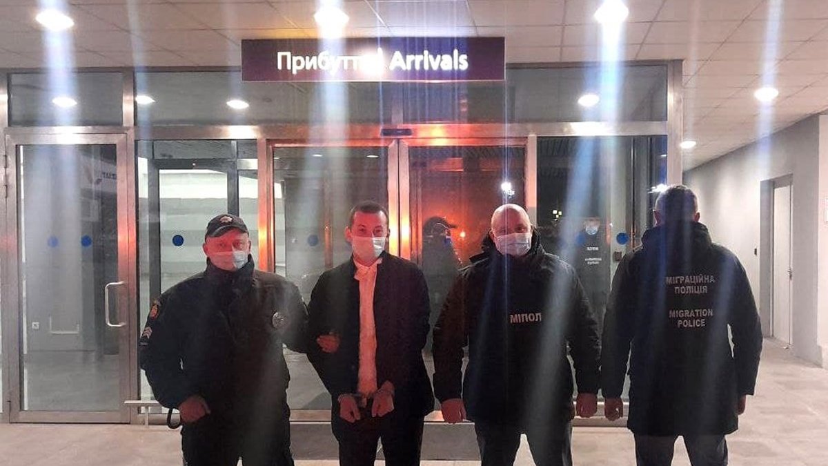 Вербував українок для інтим-послуг за кордоном: у Борисполі затримали чоловіка, який рік переховувався від поліції