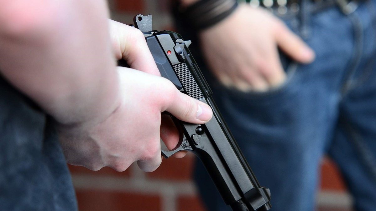 Украинцы проголосовали за право носить пистолеты в общественных местах: стоит ли ждать изменений в законодательстве
