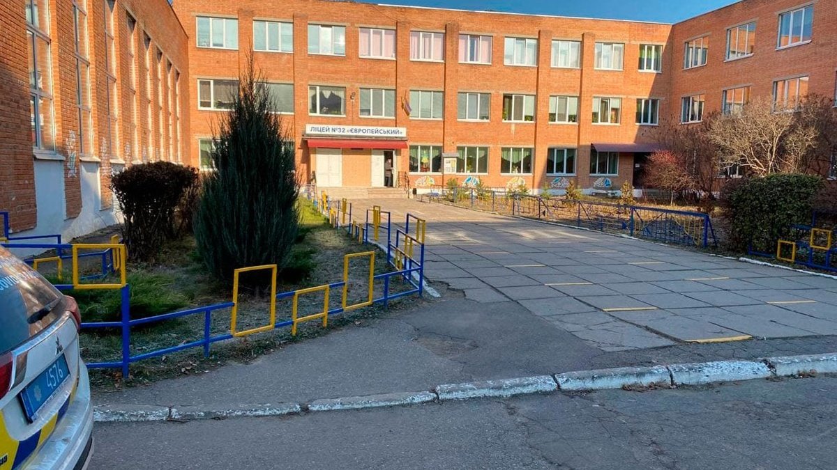 У ліцеї в Полтаві школяр розпилив балончик під час уроку: дітей доправили до лікарні