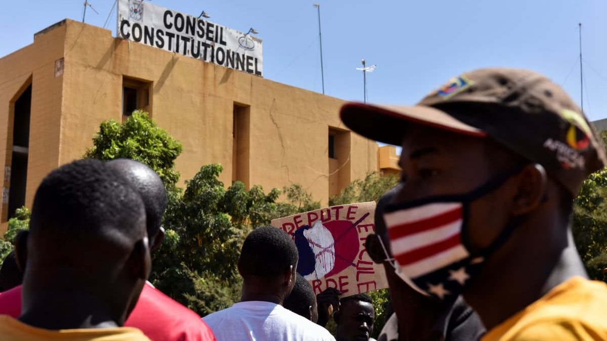 В Буркина-Фасо боевики напали на полицейский участок: погибли 53 человека