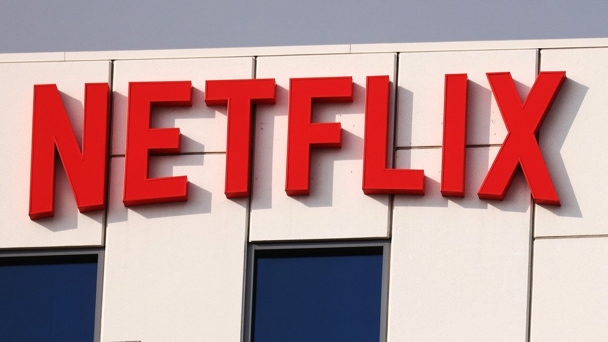 Сотрудники Netflix устроили забастовку около офиса компании из-за стэндапа Дэйва Шаппелла, где он шутил о трансгендерах