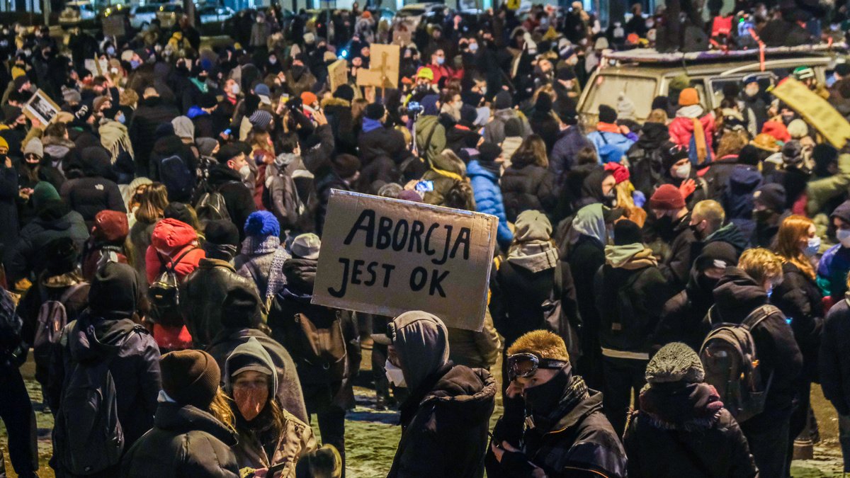 У Польщі після смерті вагітної жінки масово протестують проти заборони абортів