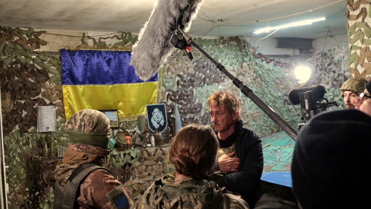 Голливудский режиссёр Шон Пенн приехал на Донбасс и пообщался с украинскими военными: он хочет снять фильм о войне