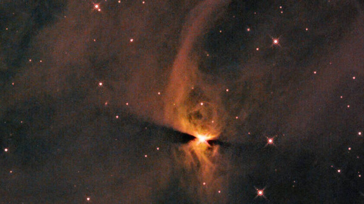 «Хаббл» NASA «шпионит» за рождением новой звезды в туманности Хамелеон