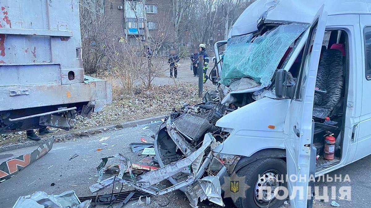 В Запорожье маршрутка врезалась в грузовик: пострадали 6 человек