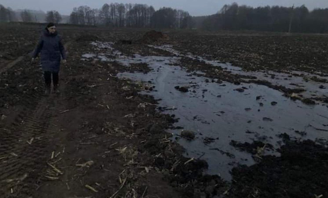 У Сумській області на полі розлилася нафта через аварію