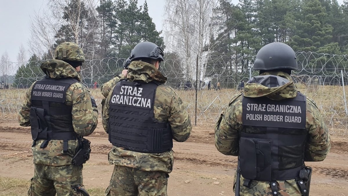 На границе с Беларусью мигранты забросали камнями пограничников Польши: два солдата в больнице