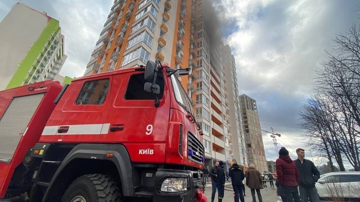 Пожар в многоэтажке в Киеве: 5 человек оказались заблокированными в лифте