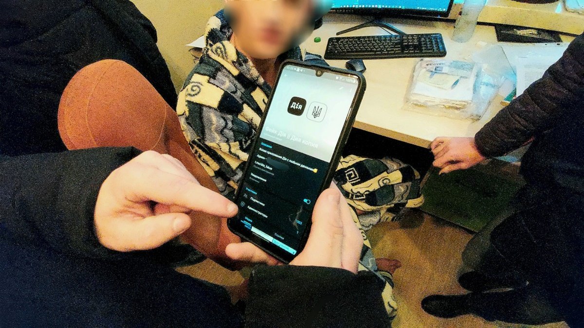 В Николаеве 15-летний парень создал фейковое приложение «Дія» и торговал фальшивыми документами: что ему грозит