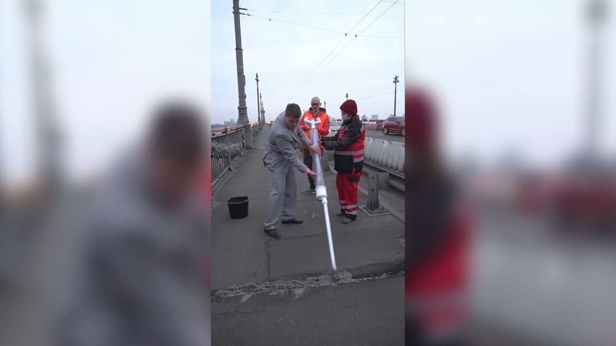 В Киеве «вакцинировали» мост Патона: кто и зачем