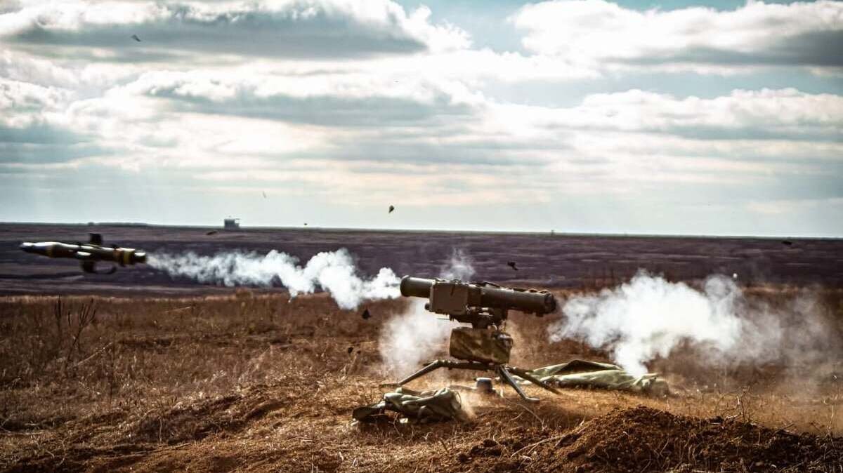 Бойовики на Донбасі обстріляли три селища та поранили українського військового