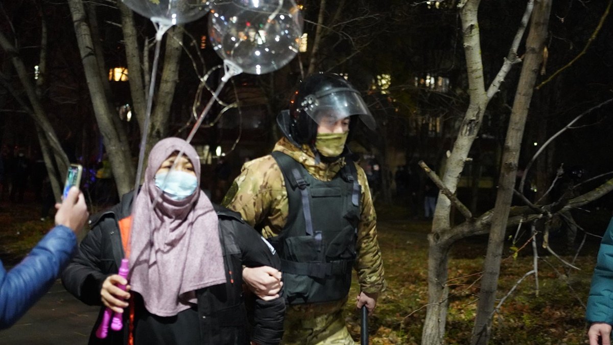 В окупованому Криму затримали понад 30 активістів, які прийшли зустрічати звільненого з ізолятора адвоката
