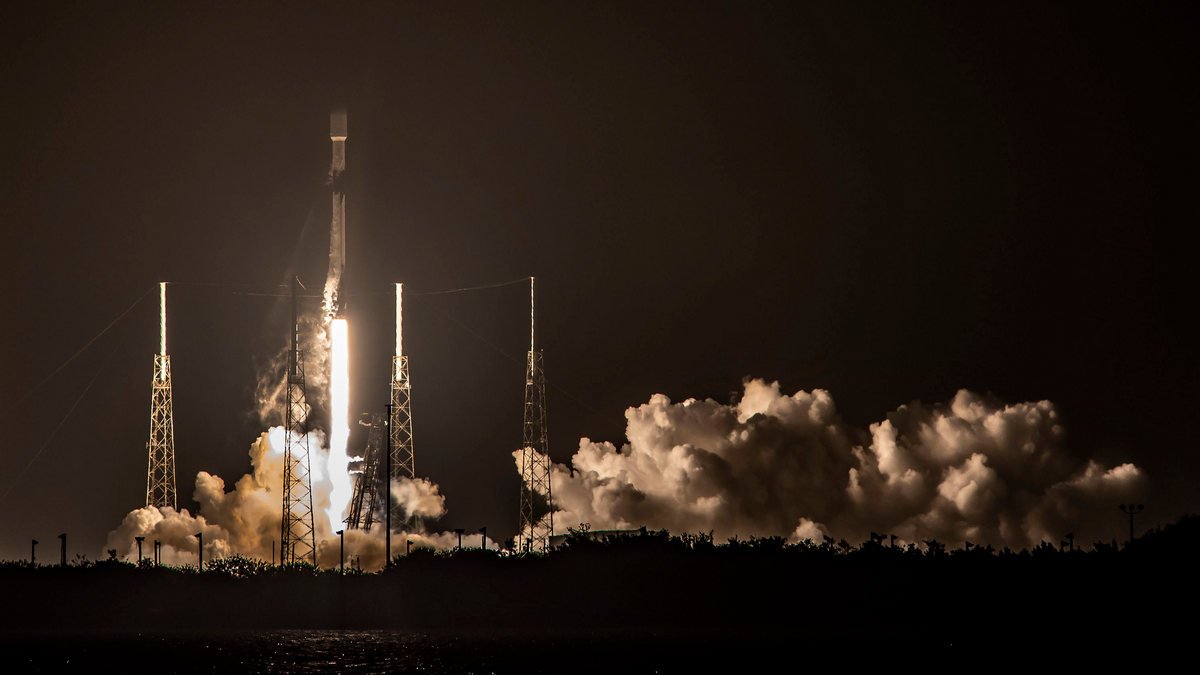SpaceX і NASA успішно запустили космічний корабель DART, який спеціально вріжеться в астероїд