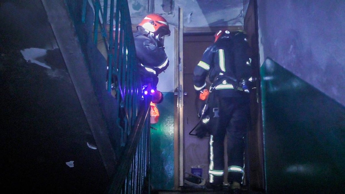 Во Львове из-за пожара в четырёхэтажке погибла женщина, ещё 11 человек спасли
