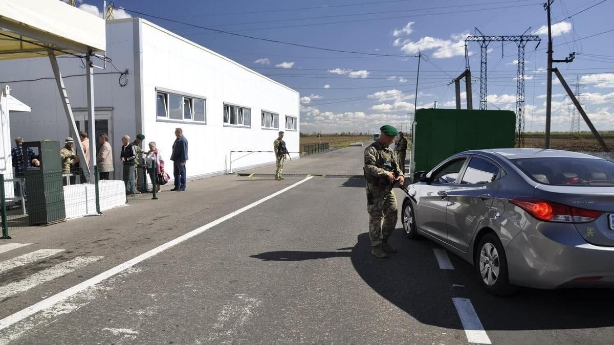 Оккупанты обстреляли КППВ «Марьинка»: три мины попали по укрытию пограничников