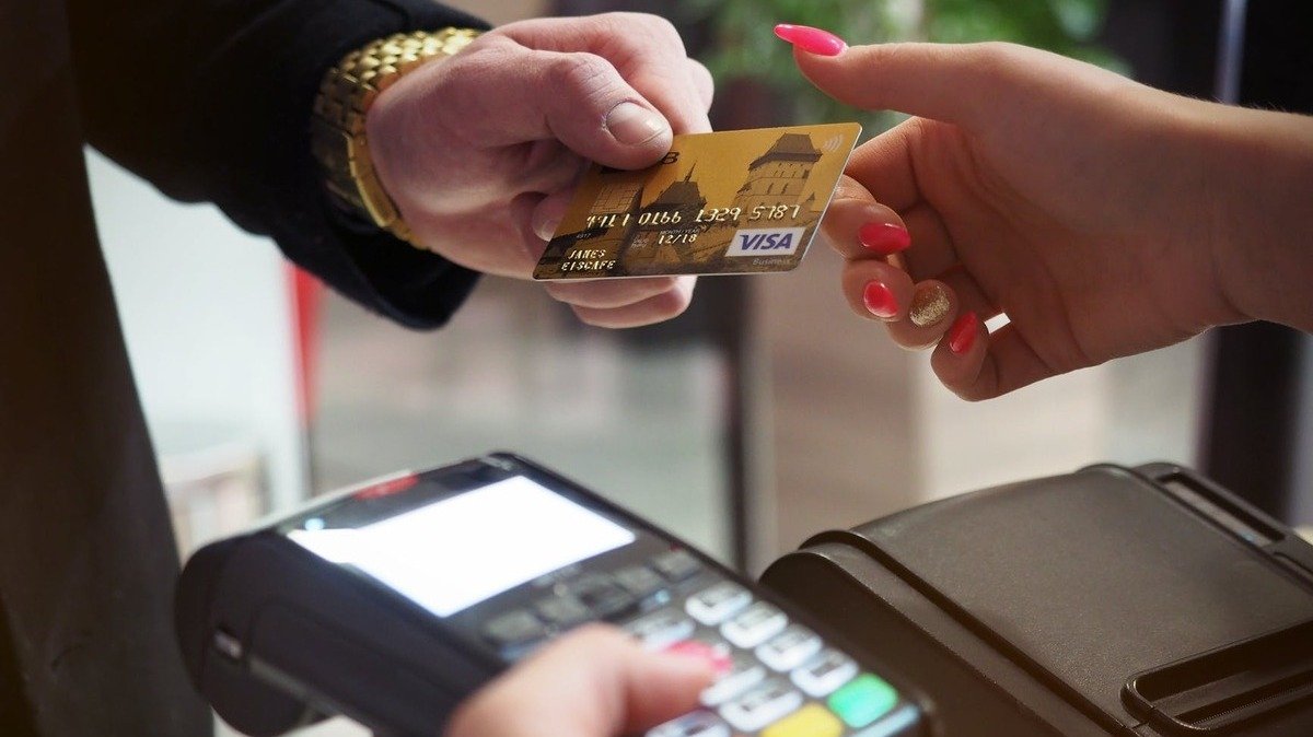 Украинцы чаще пользуются бесконтактной оплатой, чем обычными карточками