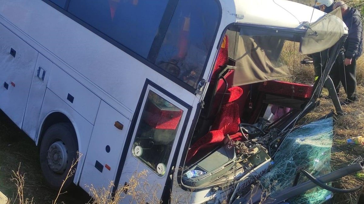 На трассе под Харьковом автобус с пассажирами вылетел в кювет: есть пострадавшие