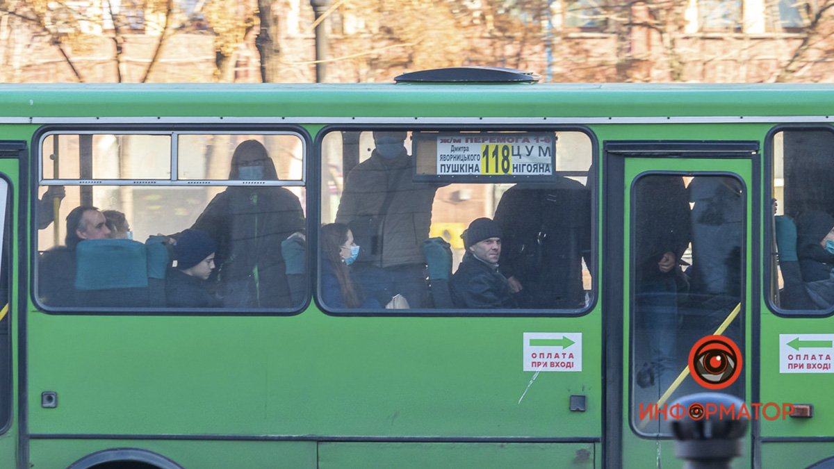 МОЗ України думає над скасуванням заборони на стоячі місця у маршрутках. Пасажири не в курсі і вже щосили їздять стоячи