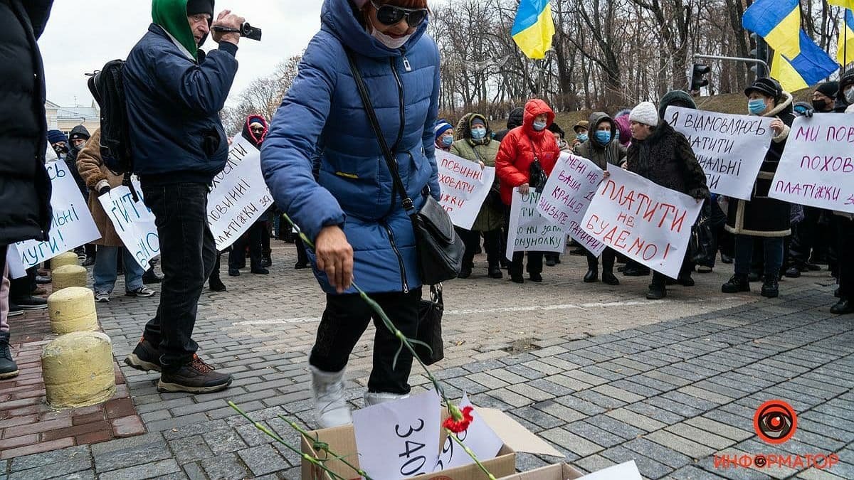«Стоп тарифный геноцид» в центре Киева сотни людей «хоронили» платёжки по ЖКХ и жгли фаера