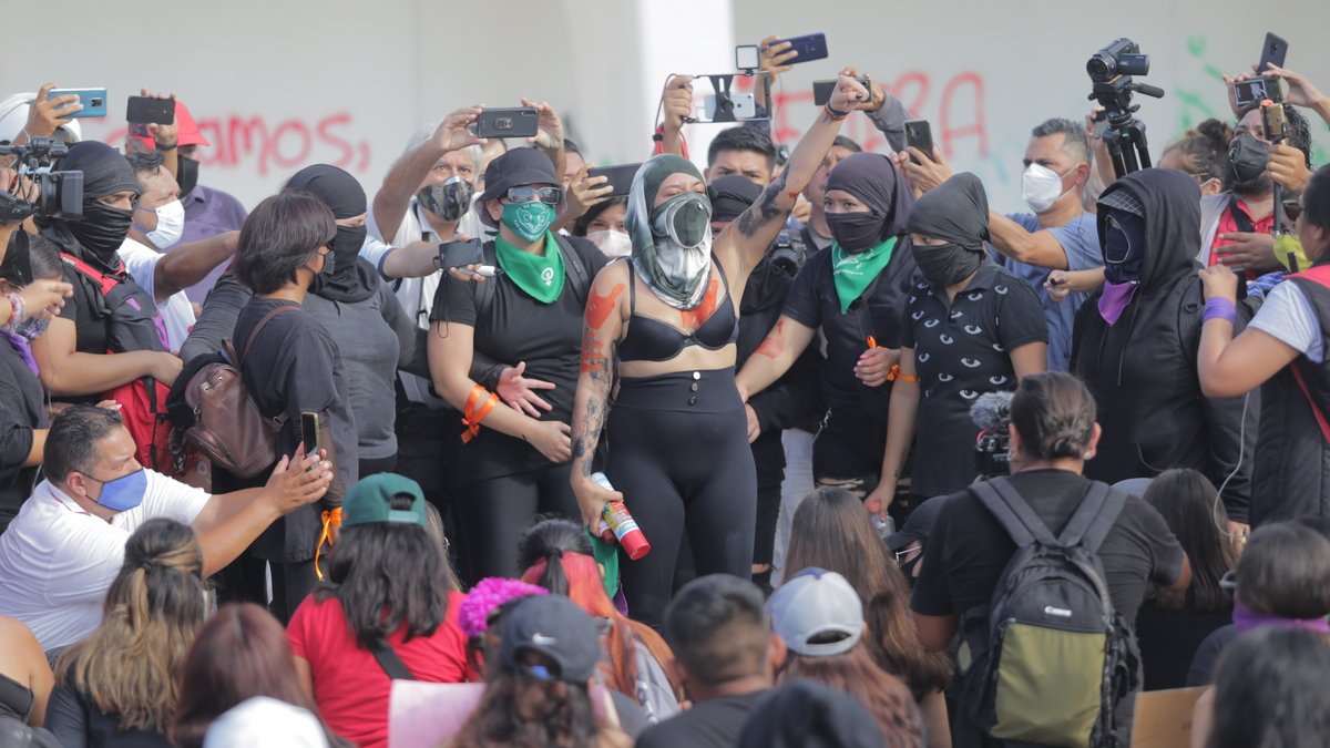 В Мексике на марше феминисток застрелили троих человек