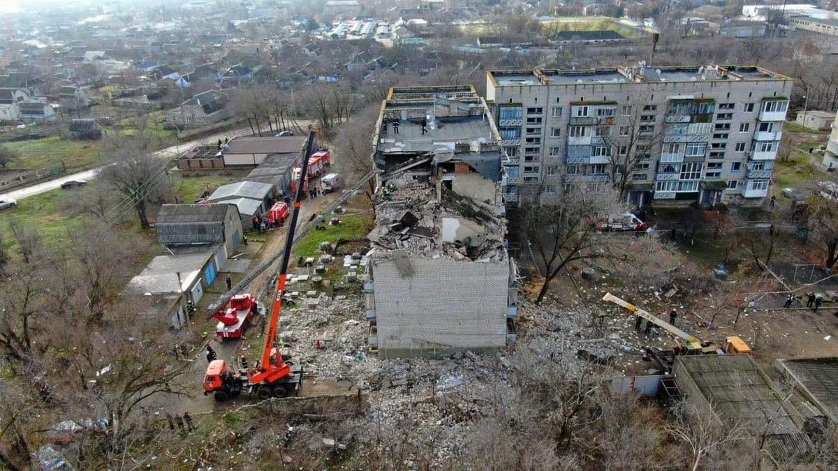 Вибух газу в будинку під Миколаєвом: через 4 години рятувальники знайшли під завалами непритомну жінку