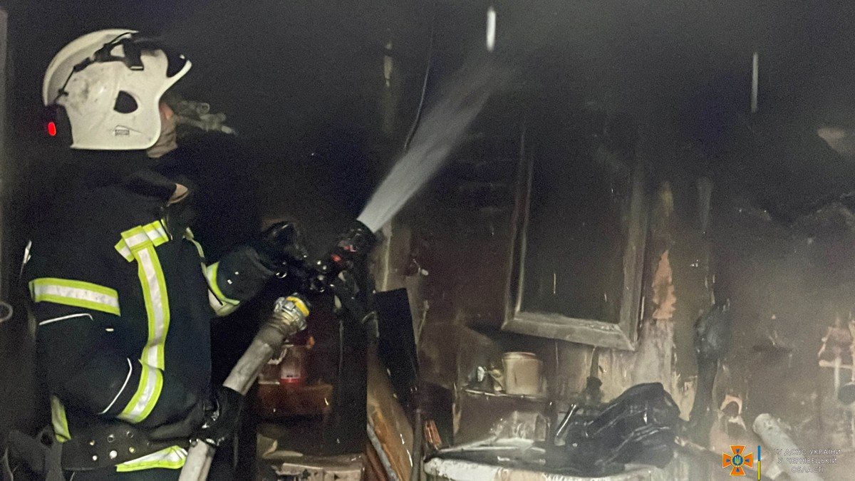 Пожежа в обласній лікарні у Чернівцях: рятувальники боролися з вогнем близько години