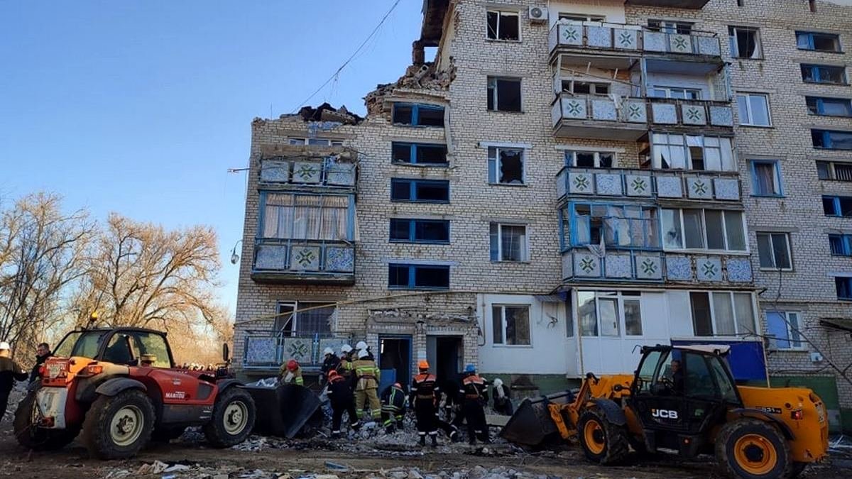 Жінку знайшли під завалами, чоловіка дістали із сусіднього під'їзду: від вибуху в будинку під Миколаєвом загинуло двоє людей