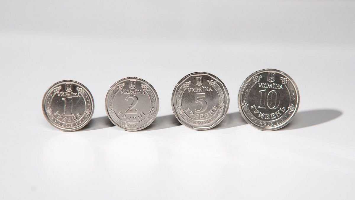 В Украине выпустили три новые монеты номиналом 5 и 10 гривен: как они выглядят