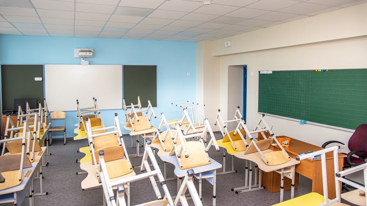 За місяць в Україні усунули майже 3 тисячі вчителів, які не хочуть робити щеплення проти COVID-19
