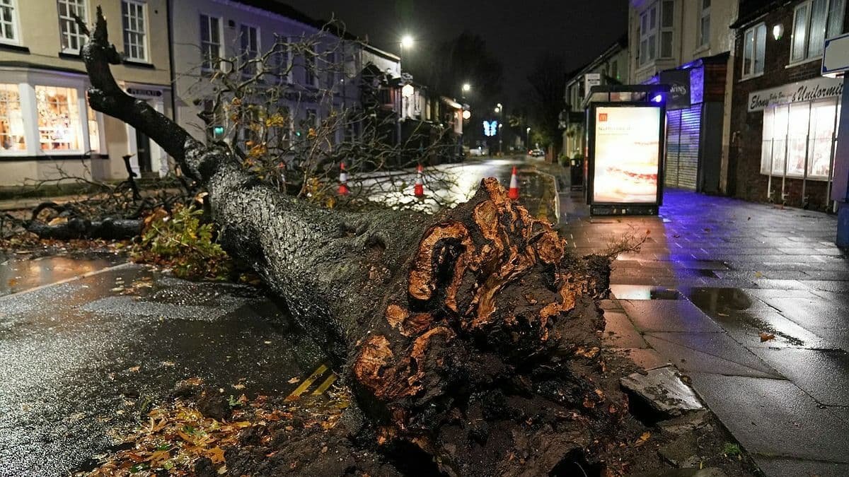 На Велику Британію обрушився шторм "Арвен" з дощами та снігопадами: загинули троє людей