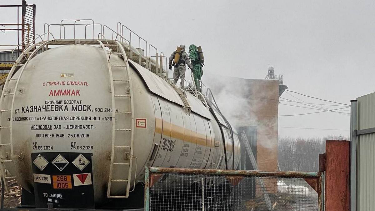 На підприємстві у Вінницькій області стався витік аміаку: рятувальники майже 2 години намагаються збити хімічну хмару
