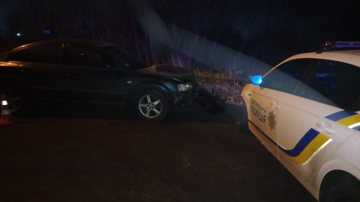 У Києві п'яний водій Volkswagen врізався в авто поліції: патрульні у лікарні