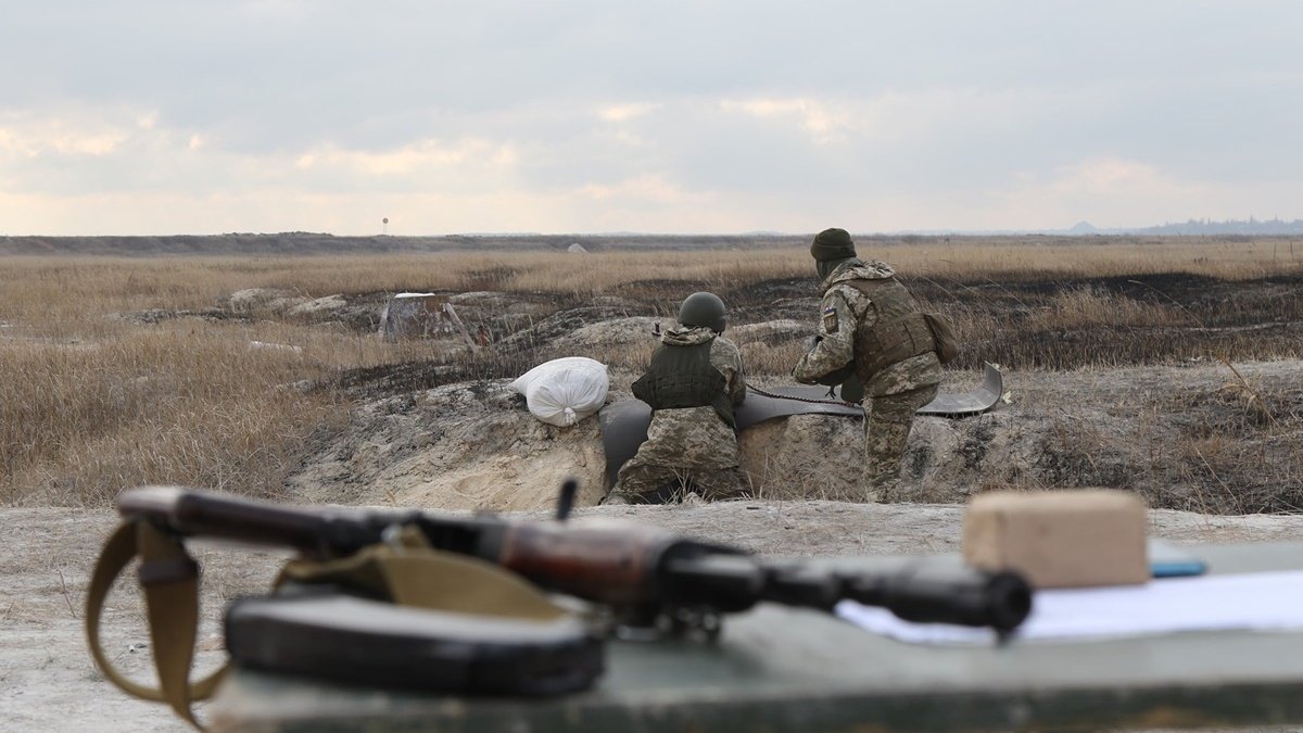 Доба на Донбасі: бойовики 8 разів порушили режим «тиші», двоє військових та цивільний поранено