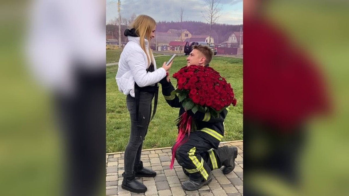 На Київщині рятувальник зробив пропозицію своїй дівчині, приїхавши службовою машиною: відео