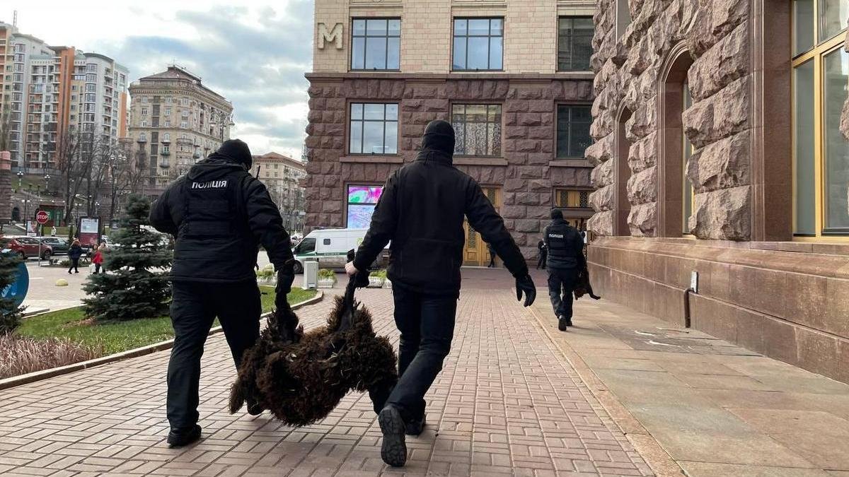 В центре Киева на митинг привезли маршрутку с живыми овцами