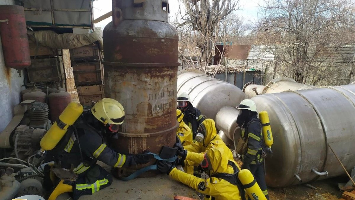 На предприятии в Одессе взорвался баллон с хлором: спасатели сбивают ядовитый пар водой