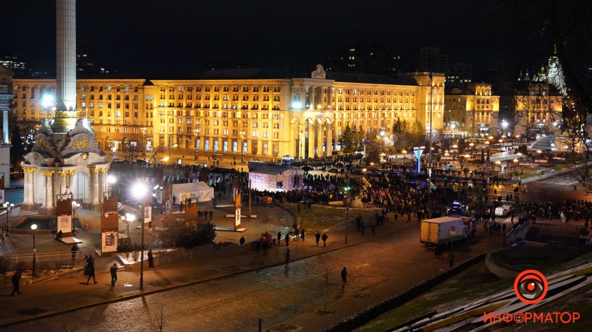 Тисячі людей мітингують на Майдані у Києві. Хроніка подій
