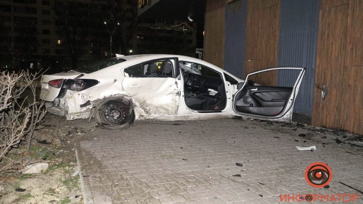 В Киеве водитель такси Uklon на скорости влетел в Kia. Машина покрутилась в груду металла