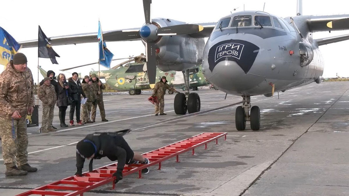 Ветеран АТО с протезом протащил самолёт Ан-26 и установил рекорд Украины