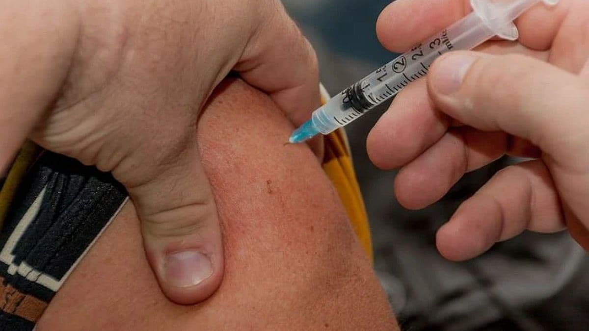 В Италии мужчина подставил силиконовую руку для COVID-прививки: врачи об инциденте сообщили в полицию