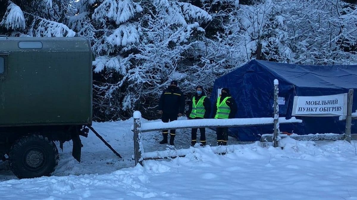 В Карпатах из-за снегопадов спасатели открыли пункты обогрева