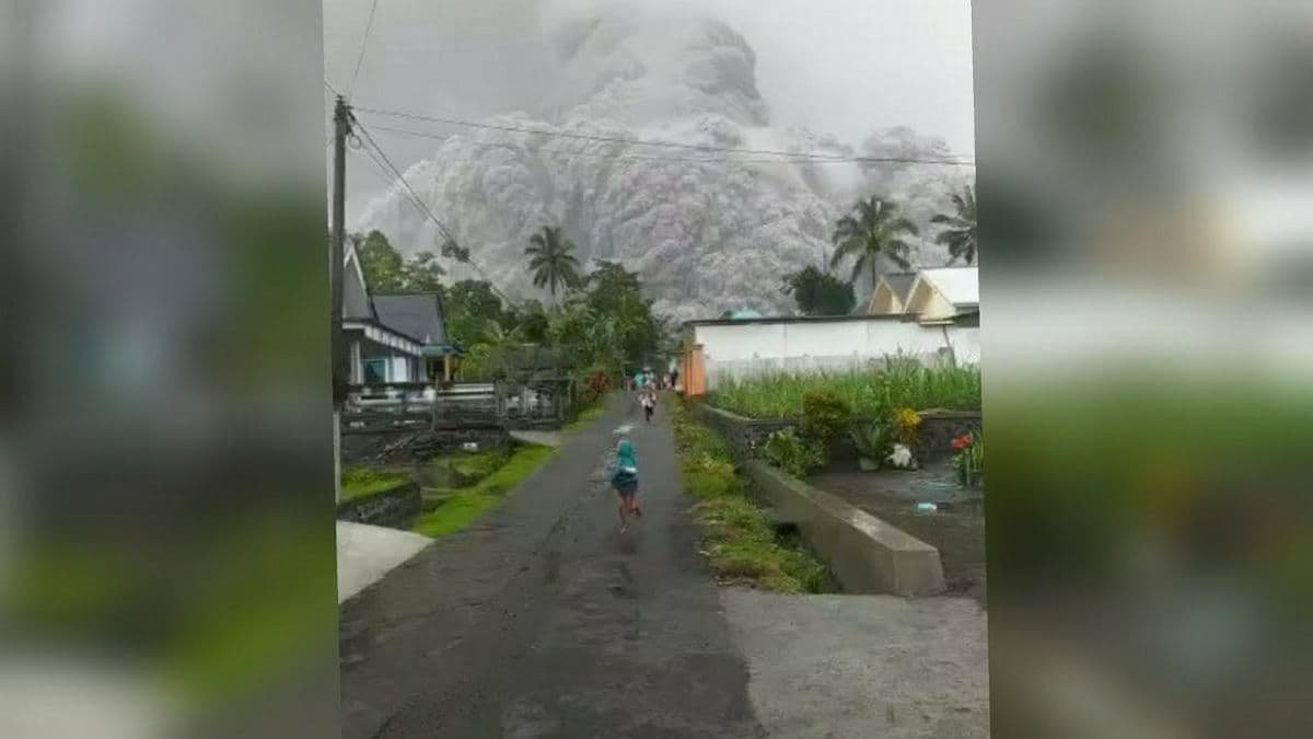 В Индонезии извергается вулкан Семеру: большое облако пепла погрузило часть острова Ява в темноту