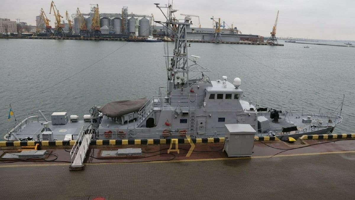 На Морвокзале в Одессе пришвартовались два новых патрульных катера ВМС