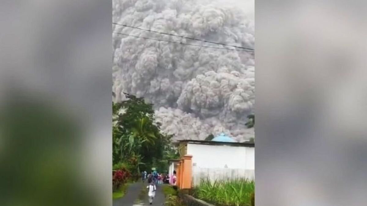 В Индонезии гигантская туча пепла над вулканом прервала авиасообщение с островом