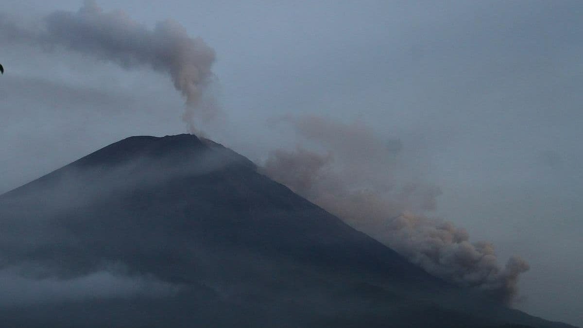 В Индонезии из-за извержения вулкана Семеру погибли 13 человек, ещё почти 100 ранены