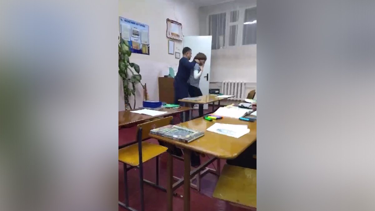 В Одессе учитель вытащил школьника из класса за шею из-за того, что мальчик хотел выйти в туалет
