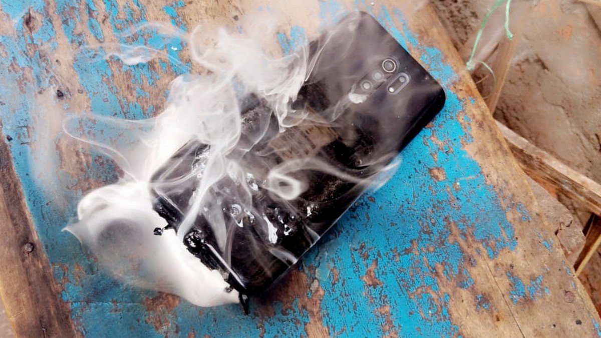 Смартфон Xiaomi начал дымиться в руках у пользователя и взорвался