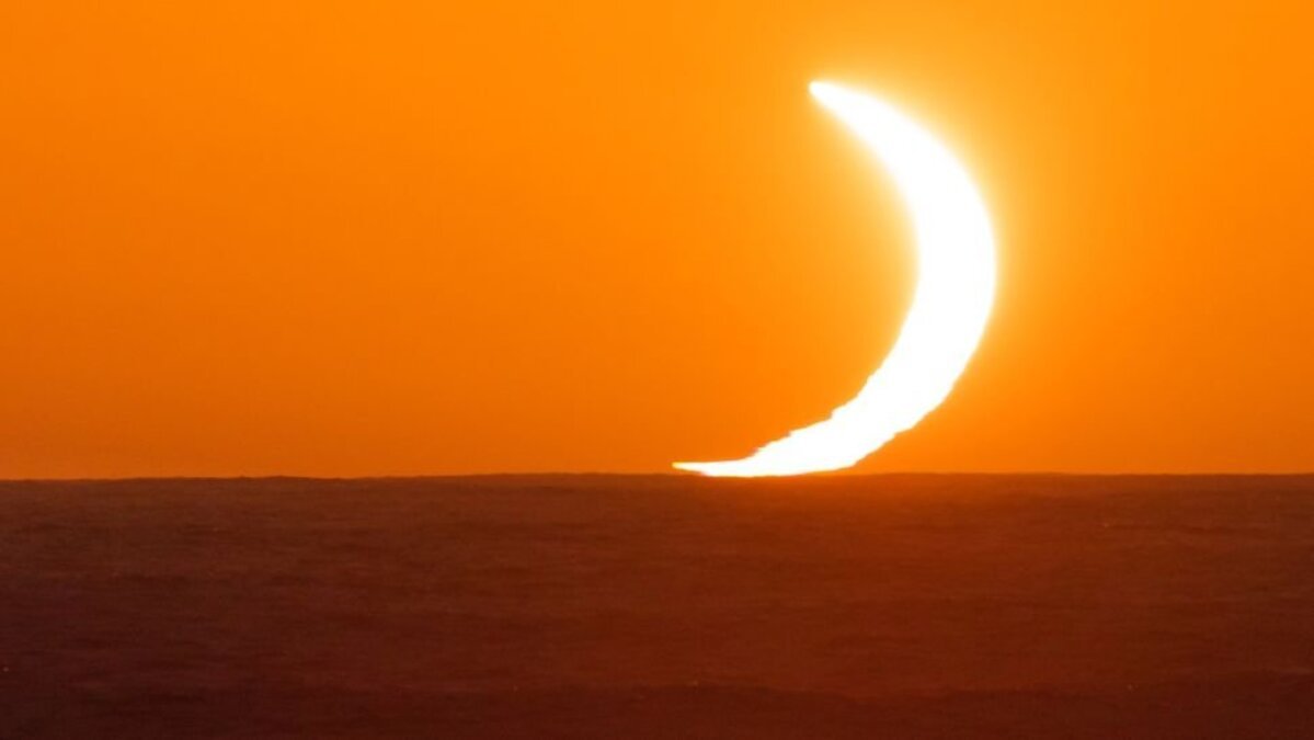 Учёные показали красивые фото полного солнечного затмения в Антарктиде