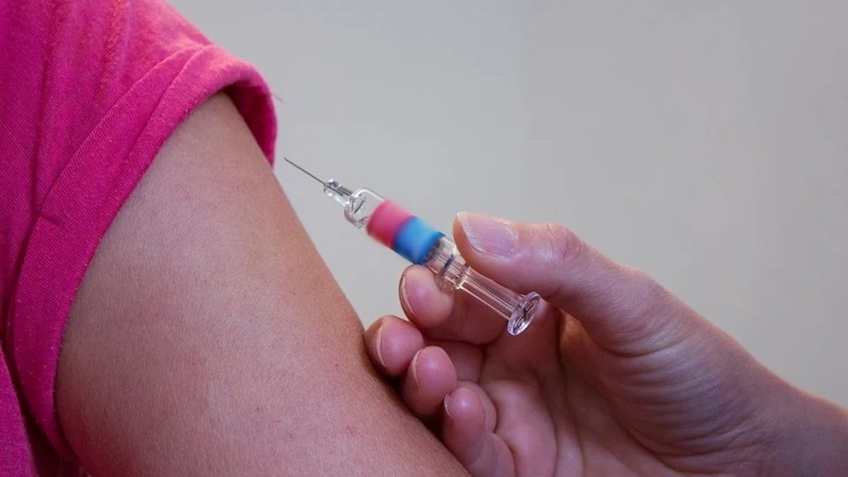 Кто и когда получит третью дозу вакцины от COVID-19 в Украине